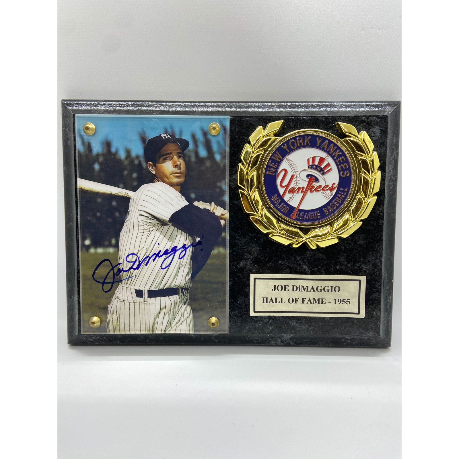 JOE DiMAGGIO AUTOGRAPHED NEW YORK YANKEES PLAQUE (1 of 6)