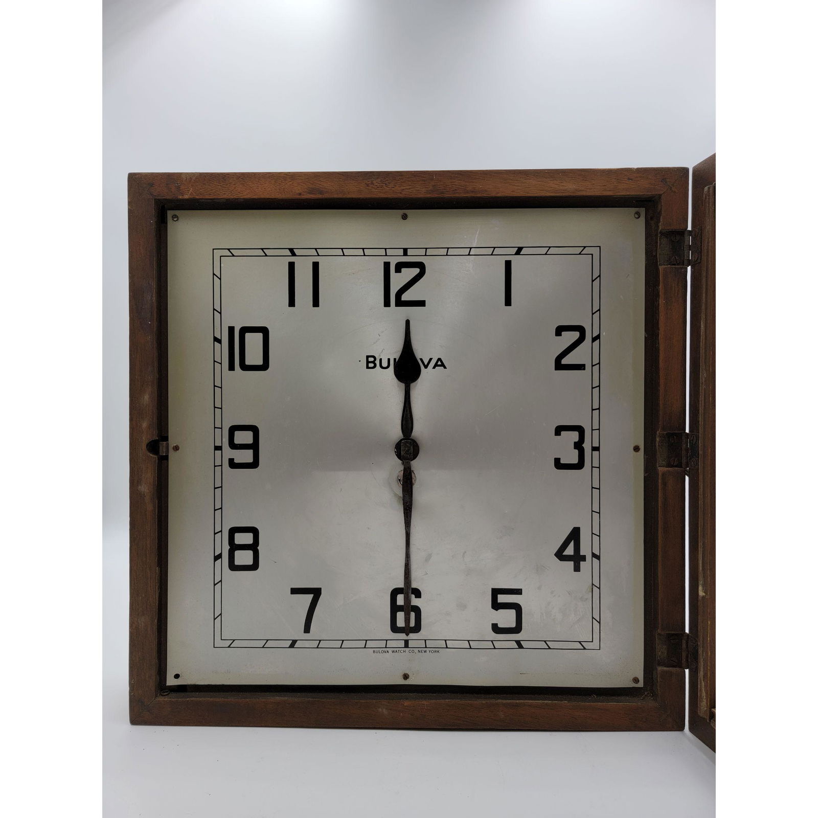Bulova Watch Company Electric Rosewood Wall Clock (1 of 9)
