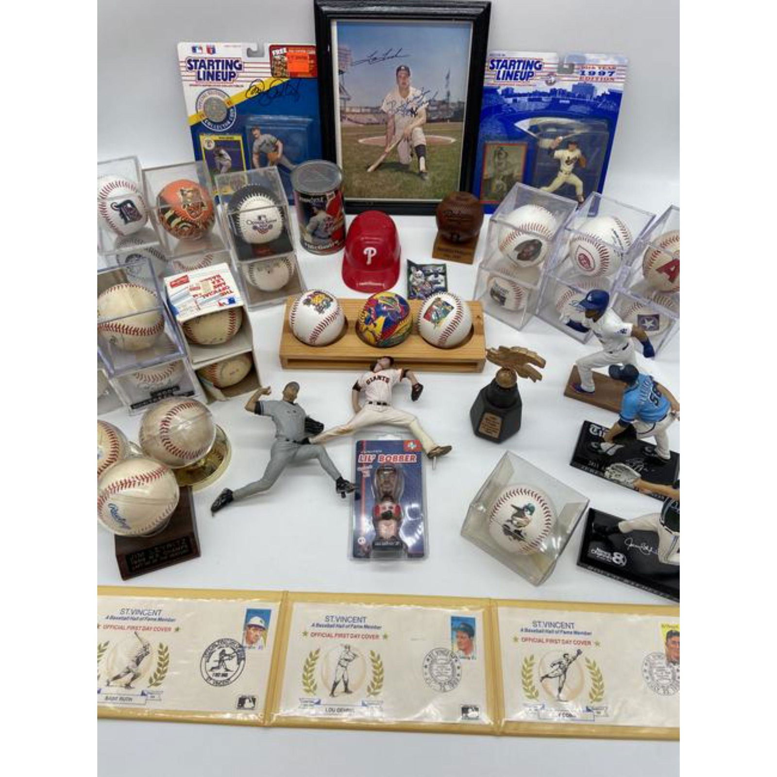 LG LOT OF MLB COLLECTIBLE AND AUTOGRAPHED ITEMS (1 of 13)