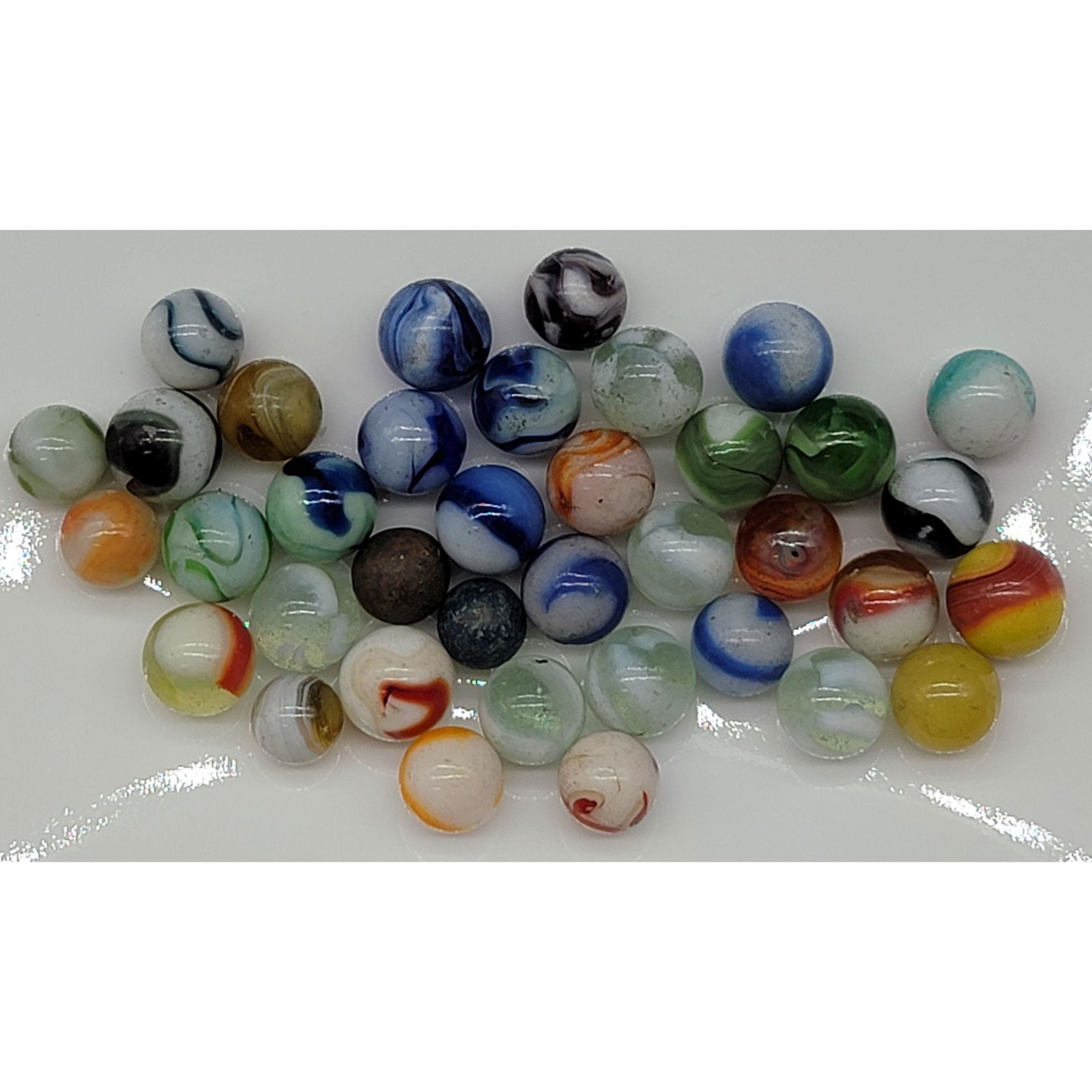 Grouping Of Vintage Marbles: Grouping Of Vintage Marbles