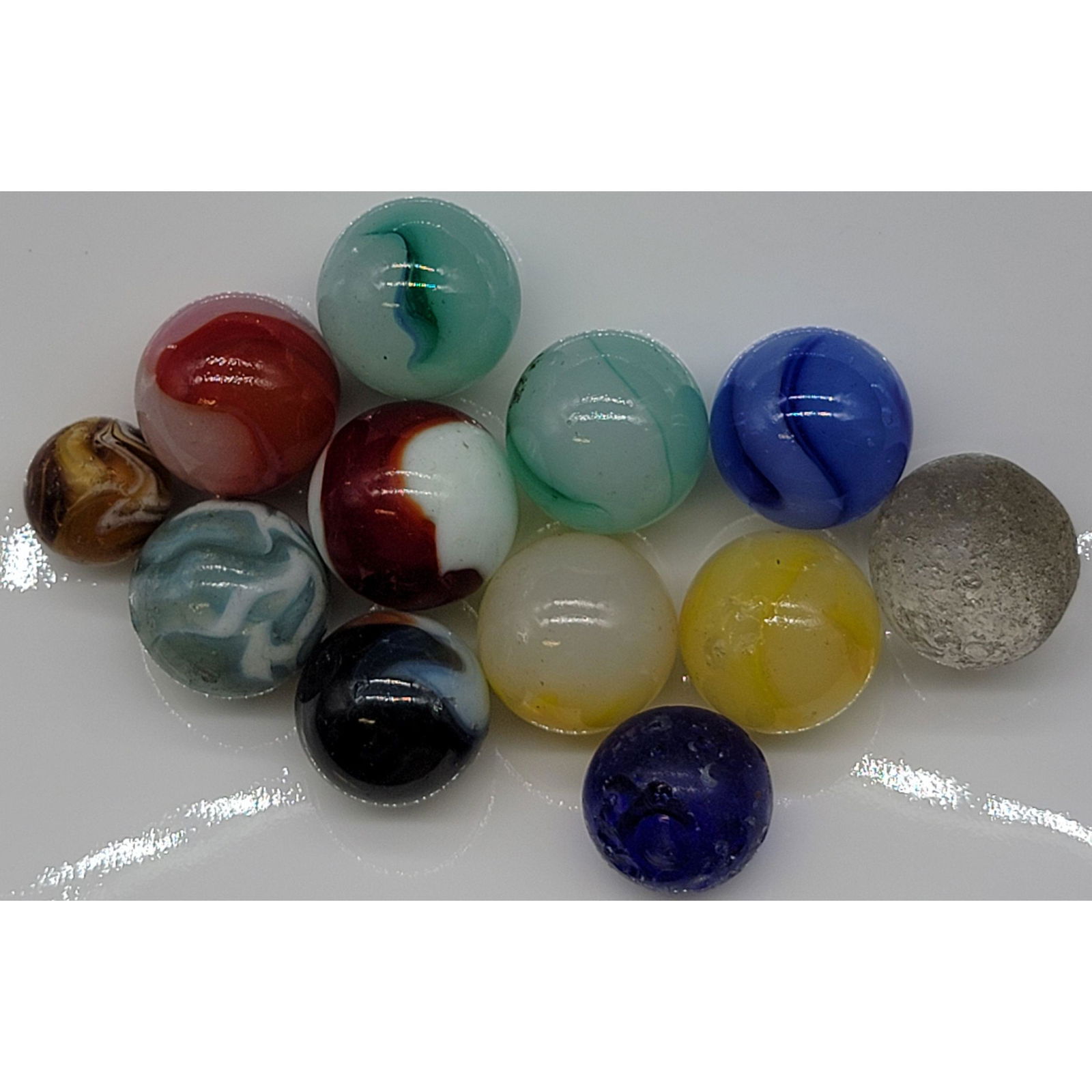 Grouping Of Vintage Marbles: Grouping Of Vintage Marbles