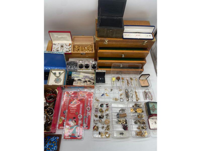 Large Vintage Lot Of Assorted Costume Jewelry (1 of 20)