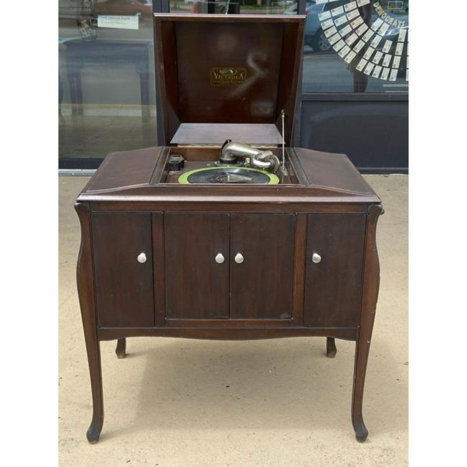 Antique Victor Talking Machine VICTROLA VV26 9381: Antique Victor Talking Machine VICTROLA VV26 9381 (Still Runs). Measure 33.5" x 20.5" x 35.5". Please carefully read our terms of sale, shipping information, and request any condition reports or photo