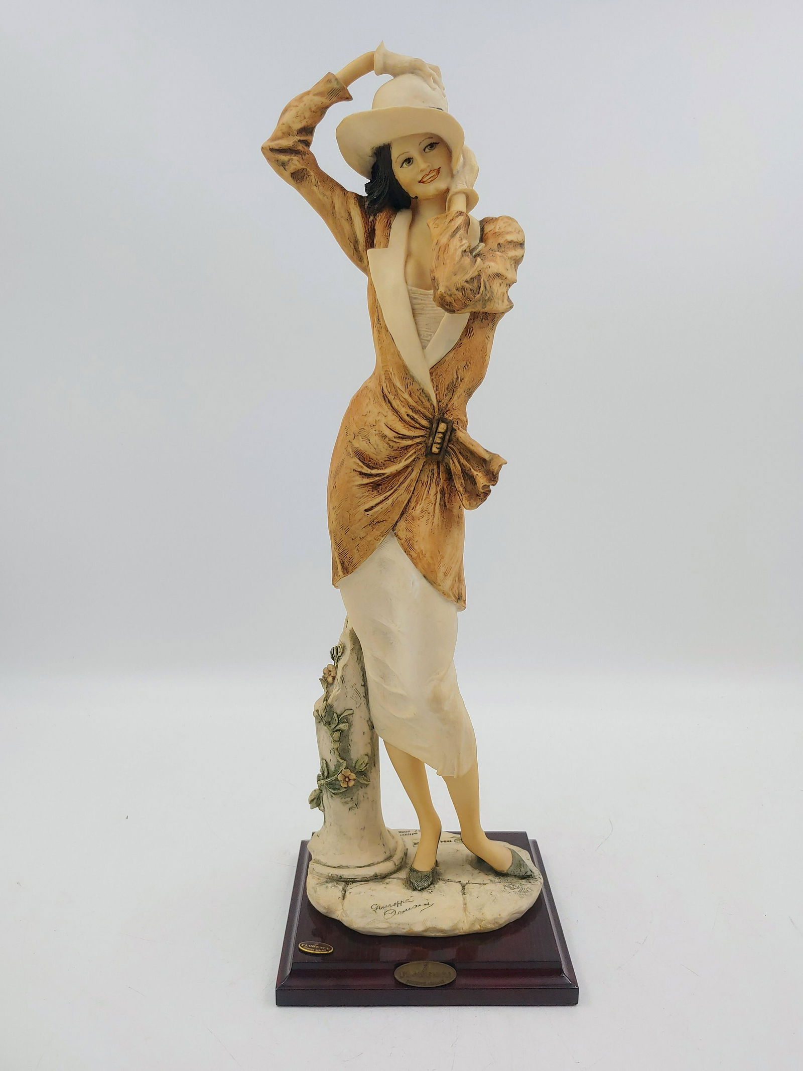 Giuseppe Armani Figurine "Valentina" 955/500.: Giuseppe Armani Figurine "Valentina" 955/500. Mounted to wood base. Measure's 19" Tall and the Base Measures 6 1/8" x 6 1/8". Please carefully read our terms of sale, shipping information, and request