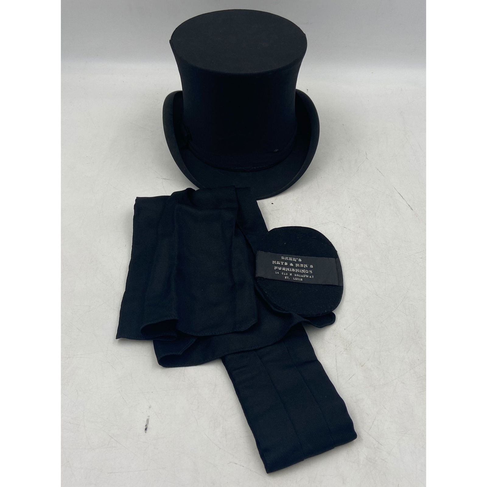 Vintage English Top Hat And Scarf With Lint Collector: Vintage English Top Hat And Scarf With Lint Collector. Comes from a Central Florida Estate. Please carefully read our terms of sale, shipping information, and request any condition reports or photos p
