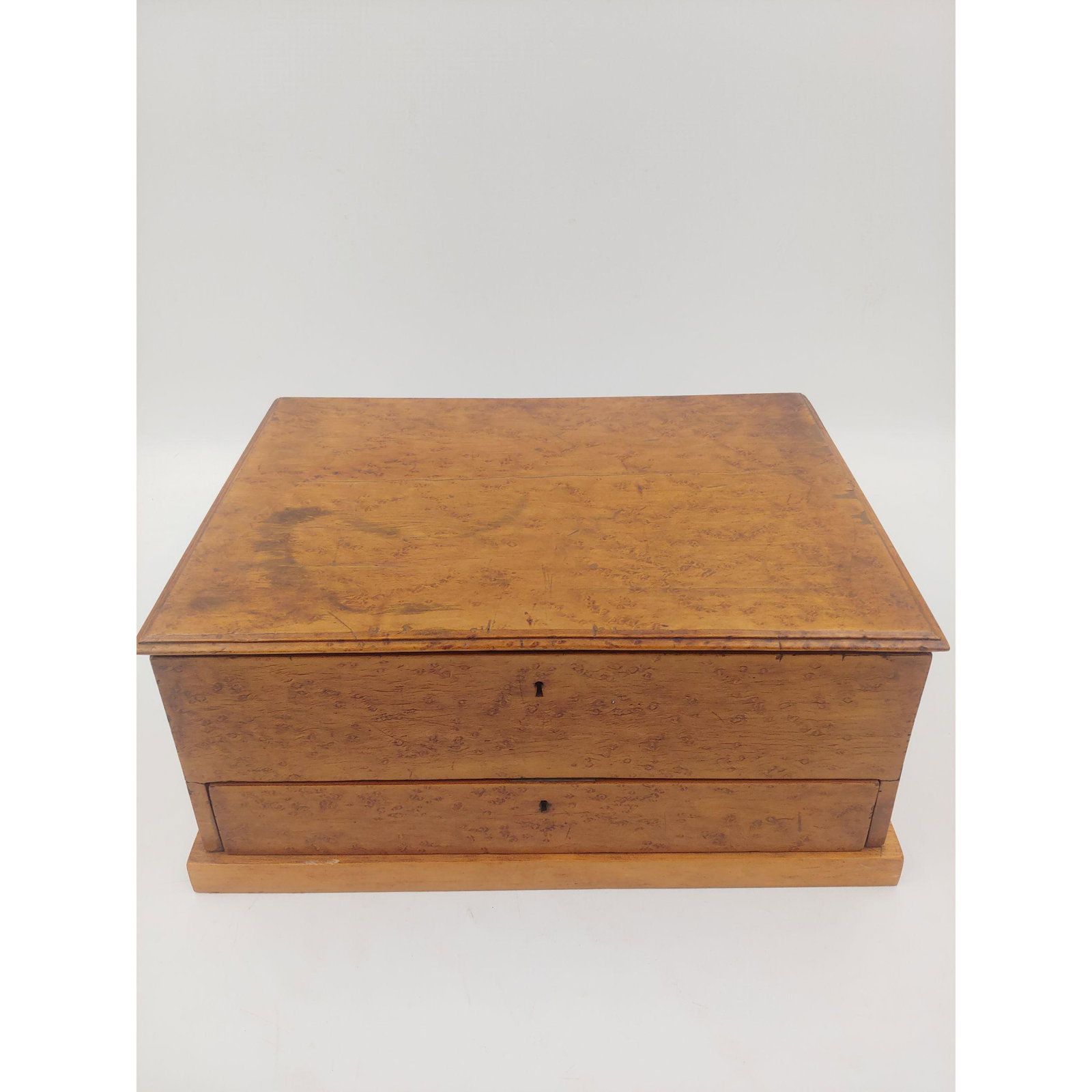 Burl Wood Jewelry Box: Burl Wood Jewelry Box. Had a measurement of 13 1/4" x 10 1/4" x 6 1/2". There is a crack on the top of the box, the lock for the top drawer is missing, and there is no key for the bottom drawer. This 