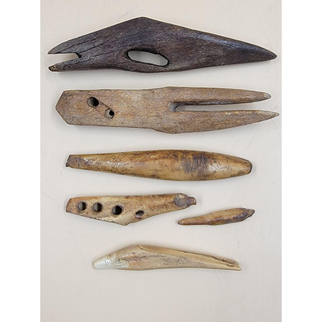 Lot Of 6 Antique Inuit / Alaskan Tools / Implements Early Harpoon Tips: Lot Of 6 Antique Inuit / Alaskan Tools / Implements Early, Various Sizes. The lures come in various sizes. This, and many lots forthcoming were found at the massive central Florida estate of a true an