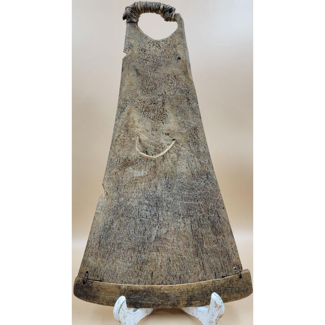 Antique Alaskan / Inuit Snow Shovel Whale Bone Probably 19th C: Antique Alaskan / Inuit Snow Shovel Whale Bone Probably 19th C. Measure 18" Long X 10.5" At Widest Point. This, and many lots forthcoming were found at the massive central Florida estate of a true ant