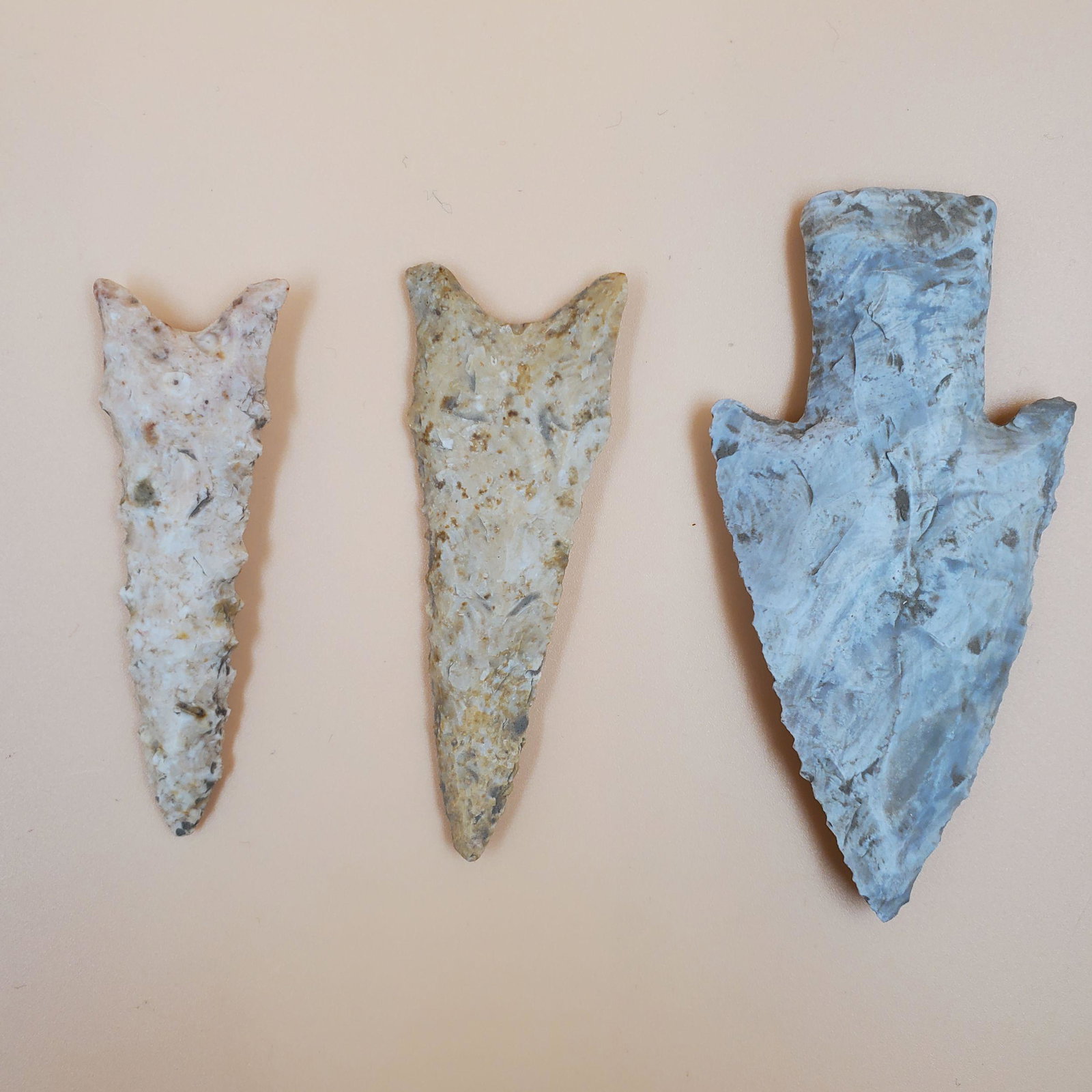 Lot of 3 Vintage Stone Arrowhead Point/Blade Artifact Age Unknown: Lot of 3 Vintage Stone Arrowhead Point/Blade Artifact Age Unknown, Includes a Dalton Arrow Head Point Age Unknown. Measures 2 3/4", a Pair of Vintage Arrowhead Point Age Unknown. Measures 3" and 3 1/2
