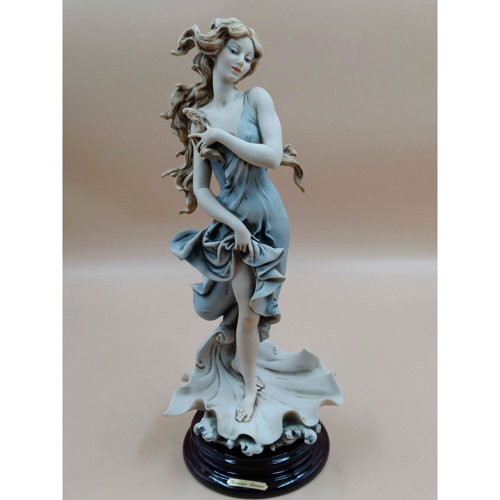 A Giuseppe Armani Figurine: Venus 881C: A Giuseppe Armani Figurine: Venus 881C. Depicts Venus and all of her beauty. Measures approx. 14 1/2" tall. Please carefully read our terms of sale, shipping information, and request any condition rep