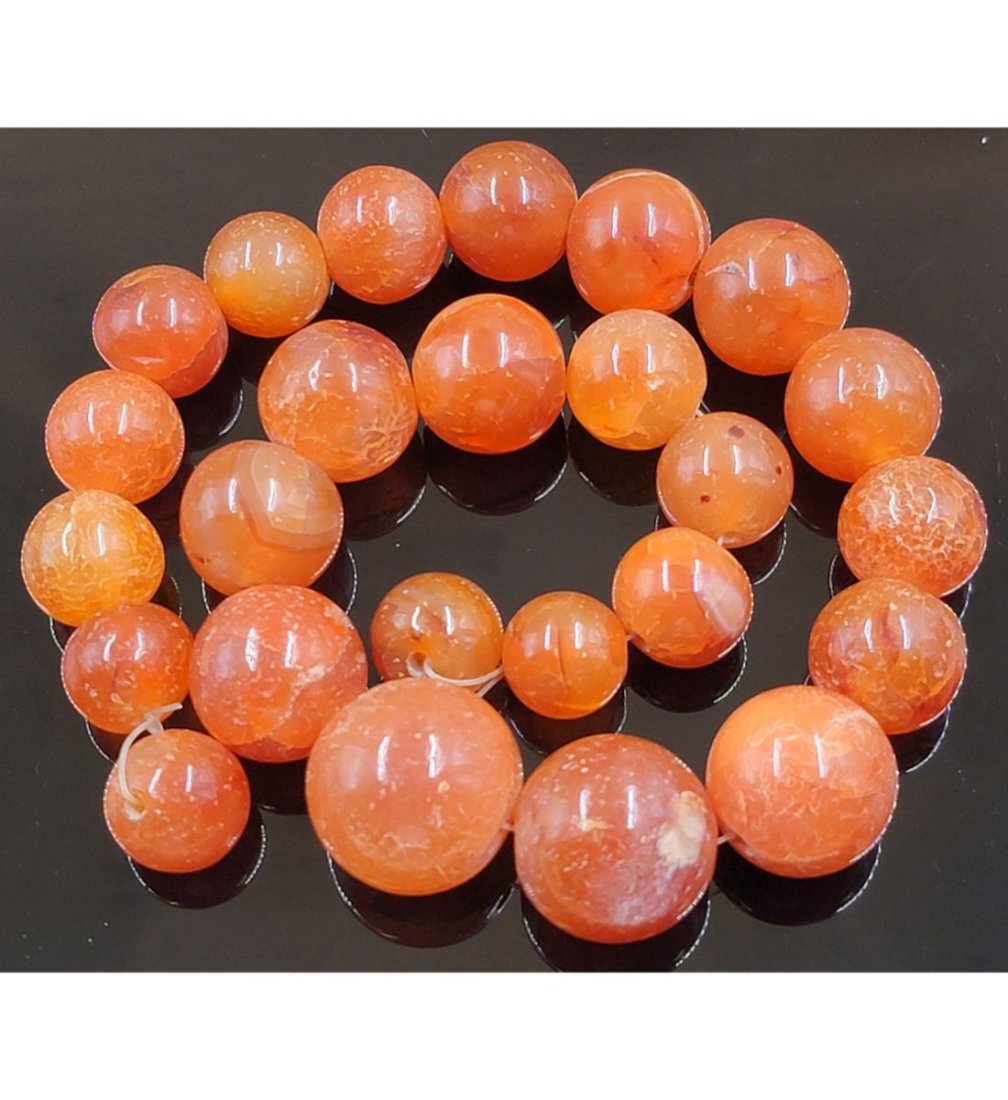 String Of Antique Carnelian / Agate Beads (25 Beads): String Of Antique Agate Beads. Measure 13.8MMMM To 20.7MM. This, and many lots forthcoming were found at the massive central Florida estate of a true antiquarian who amassed his magnificent collection
