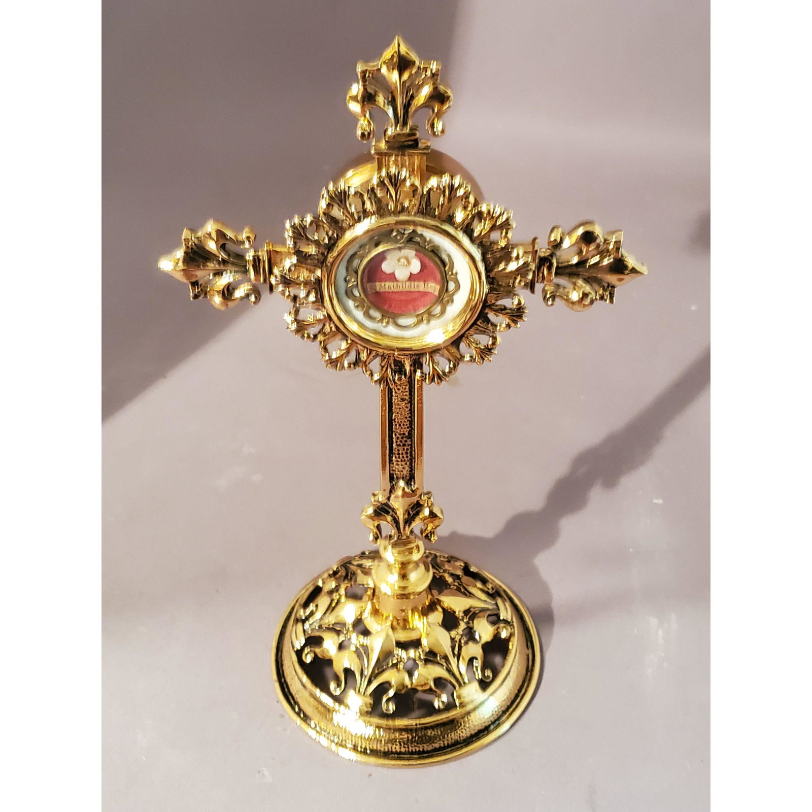 1st class Relic of Saint Matilda, Queen of Germany, circa 895 - 968.: 1st class Relic of Saint Matilda, Queen of Germany, circa 895 - 968. Relic is encased in a fancy brass theca. Theca is housed in a very pretty Gothic reliquary standing 9" talk. A very precious Cathol