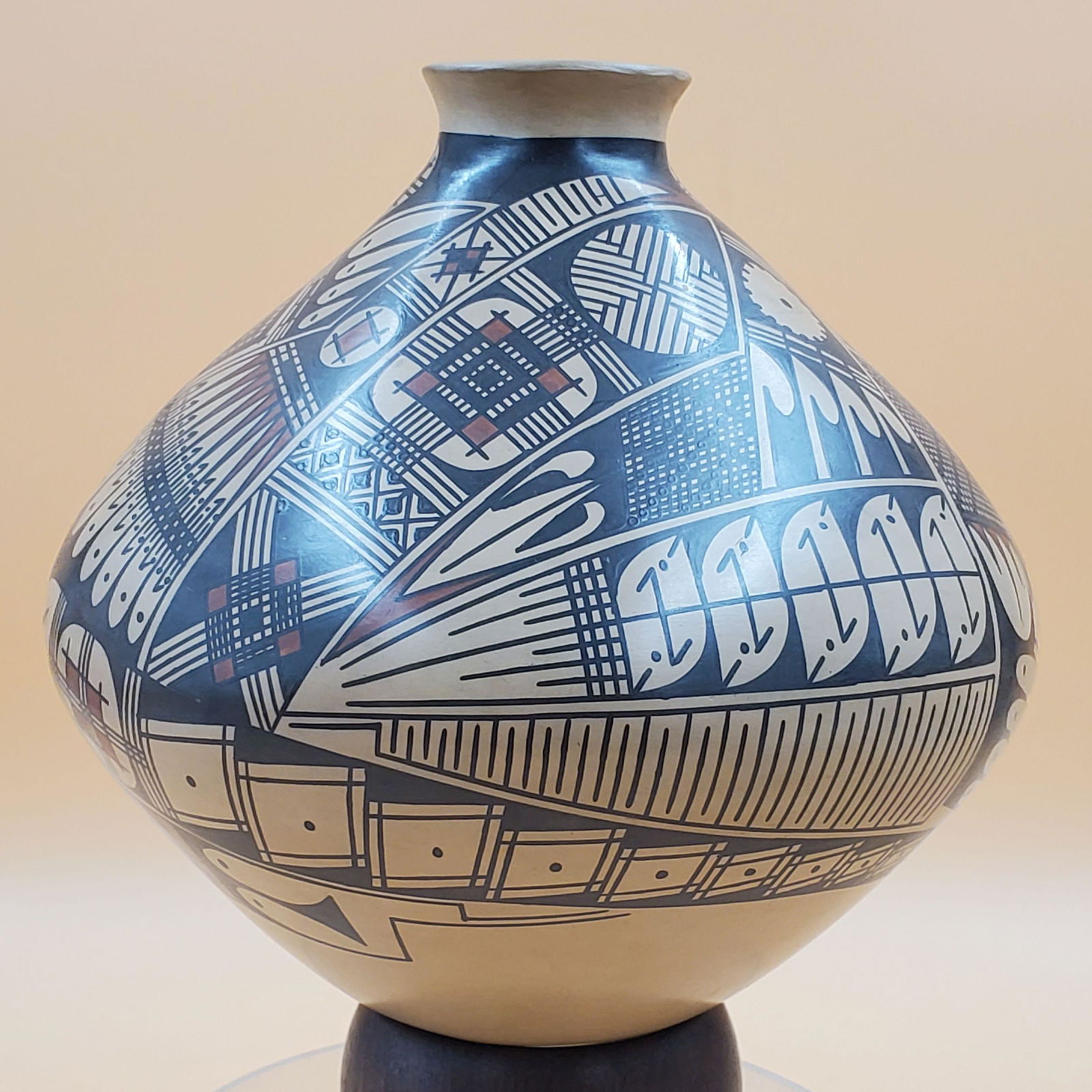 Signed Mata Ortiz Vase by Damian E. Quezarla (1 of 7)