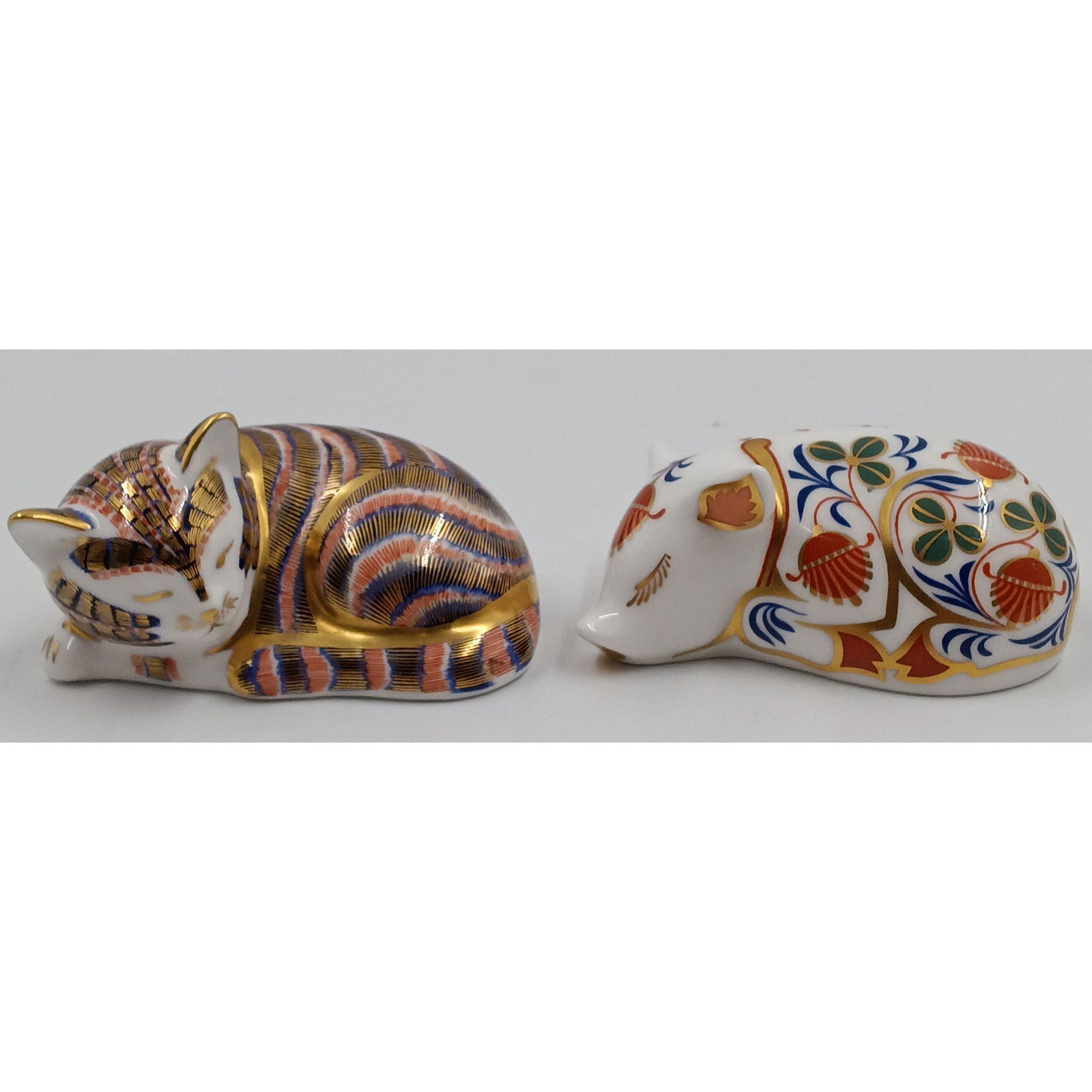 Two Very Fine Royal Crown Derby Paperweights With Gold  Stoppers "Sleeping Kitten"  "Sleeping Pig" (1 of 9)