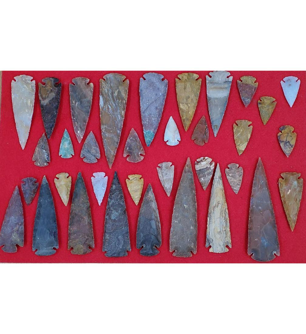 Lot of Native American Arrowheads, Age Unknown w/ Case (1 of 8)