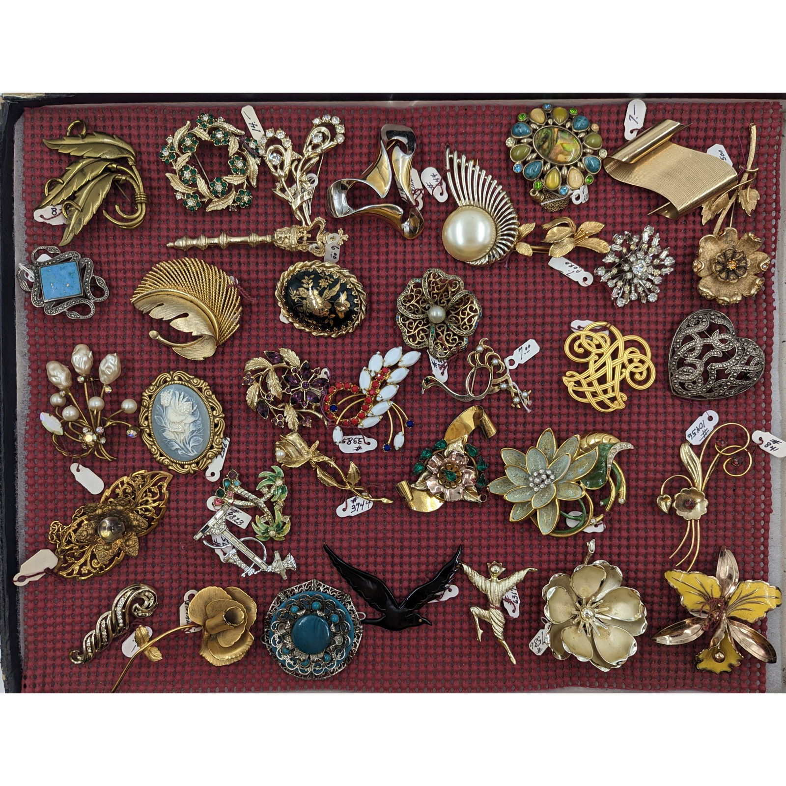 Vintage Lot Of Assorted Costume Jewelry: Vintage Lot Of Assorted Costume Jewelry. Contains at least one piece from Lisner, Trifari, Les Bernard, Giovanni, and Coro. Please carefully read our terms of sale, shipping information, and request a