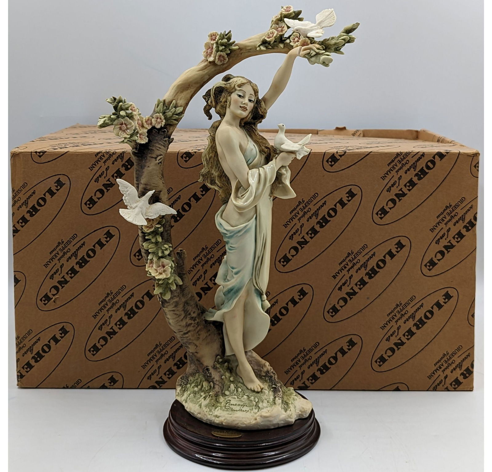 Giuseppe Armani Figurine: Young Lady With Doves 499-C With Original Box (1 of 14)
