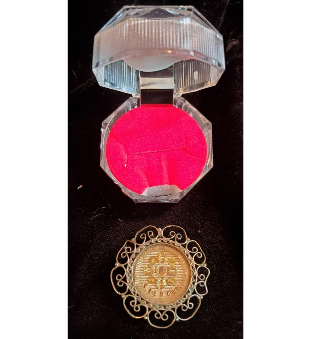 1st class relic of Saint Anthony Claret in a stunning sterling theca: 1st class relic of Saint Anthony Claret in a stunning sterling theca. This lovely filigree sterling relic has a very unusual safety pin back for wearing on clothing. It has lovely nuns work to the int