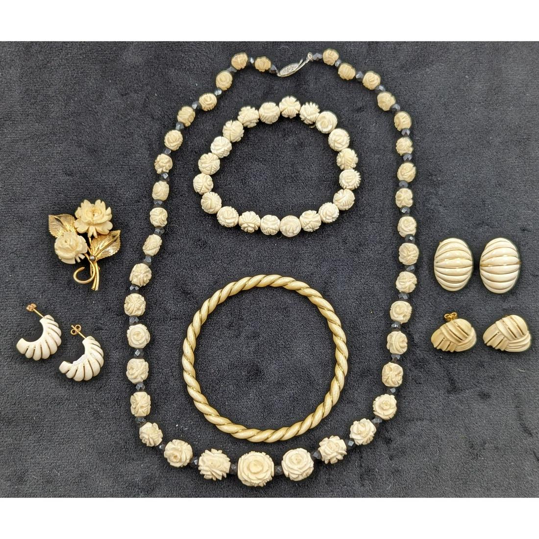 Lot Of 10 Finely Carved Jewelry Pieces, Most Having 10-14K Gold: Lot Of 10 Finely Carved Jewelry Pieces, Most Having 10-14K Gold. Includes a regular bracelet, a bangle with 14k gold, a brooch with 12k gold and it is signed and dated, three pairs of 14k earrings, an