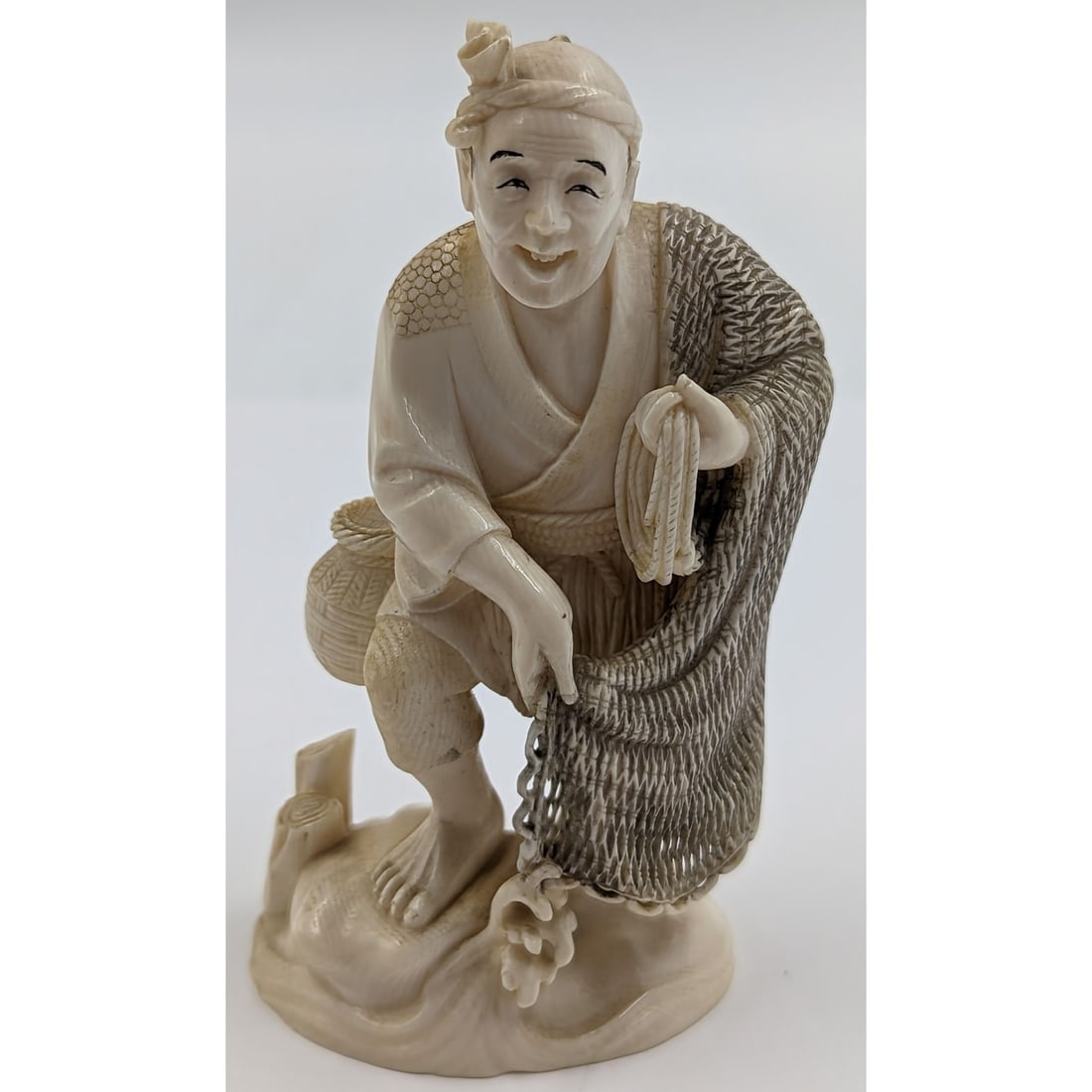 An Antique Finely Carved  Signed Japanese Figure Of A Fisherman With A Net And Seal Mark, 19th C (1 of 13)