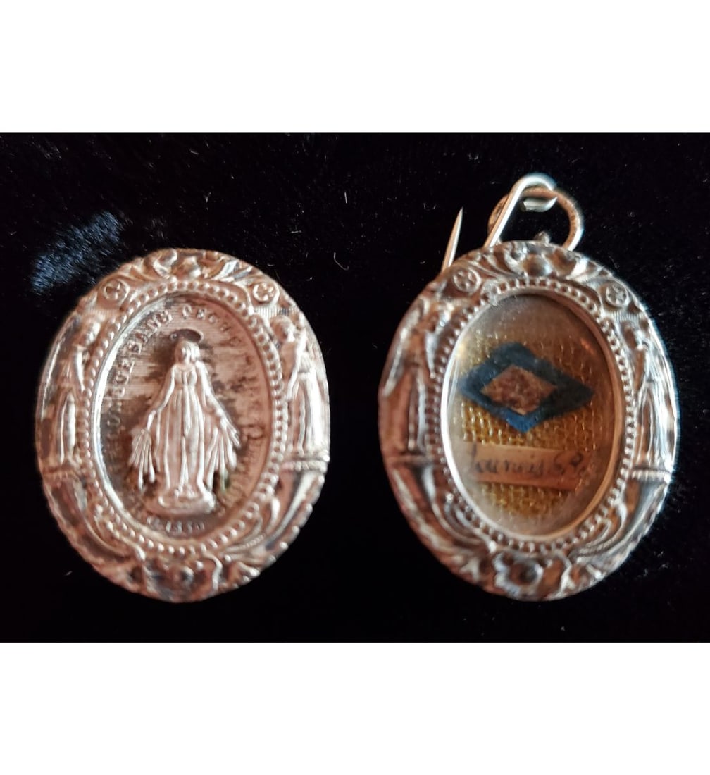 1st class relic of Saint Januarius, Martyr, (Januarius I of Benevento, Bishop of Benevento): 1st class relic of Saint Januarius, Martyr, (Januarius I of Benevento, Bishop of Benevento) with authentication document dated 1882. The relic is ex. ossibus (bone). The relic is contained in a fancy 