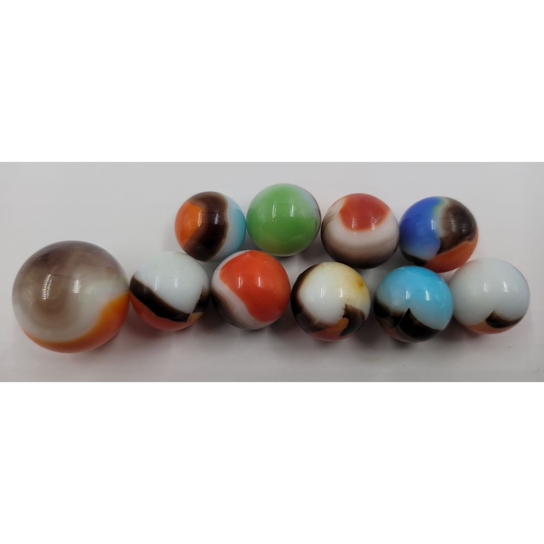 Lot of 10 Mint Vitro Agate "All Reds": Lot of 10 Mint Vitro Agate "All Reds", includes one scarce shooter size. Please see pictures for size. || Please carefully read our terms of sale, shipping information, and request any condition repor