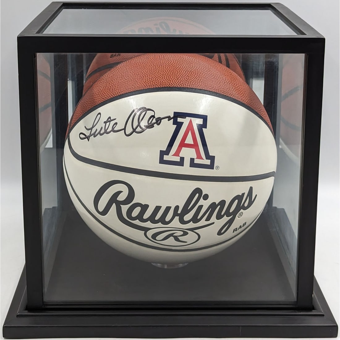 Signed Former American Basketball Coach Lute Olsen (1934-2020) Basketball In Glass Case (1 of 6)