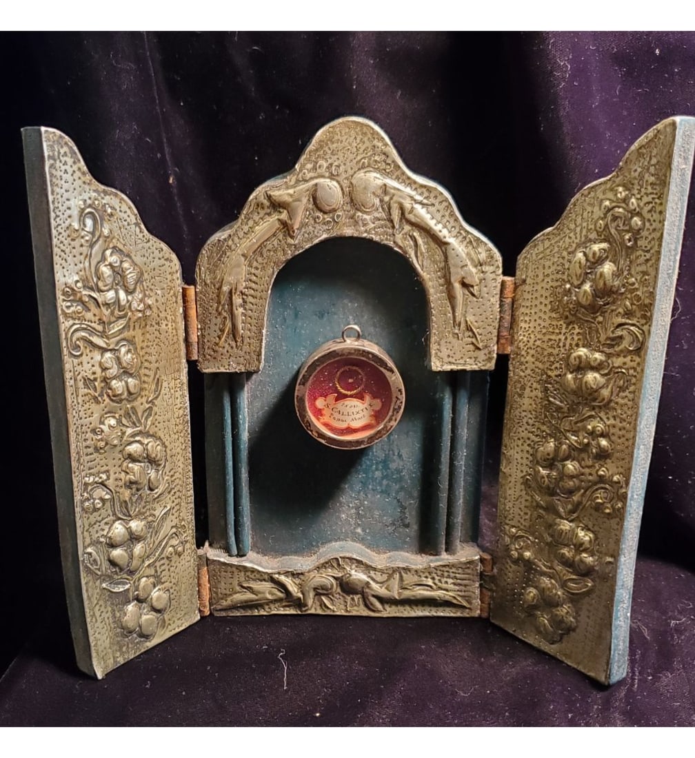 1st class relic of Saint Callistus, Pope and Martyr, 3rd Century: 1st class relic of Saint Callistus, Pope and Martyr, 3rd Century.The relic is ex. Ossibus (bone), and contained in a large round silver theca. The theca is housed in an early triplex folding reliquary