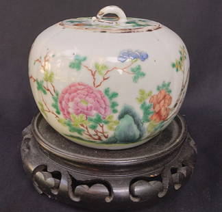 Chinese Famille Rose Jar 19th Century Tong Zhi: Chinese Famille Rose Jar 19th Century Tong Zhi. Measures 8.75cm X 11.5cm|| Please carefully read our terms of sale, shipping information, and request any condition reports or photos prior to placing