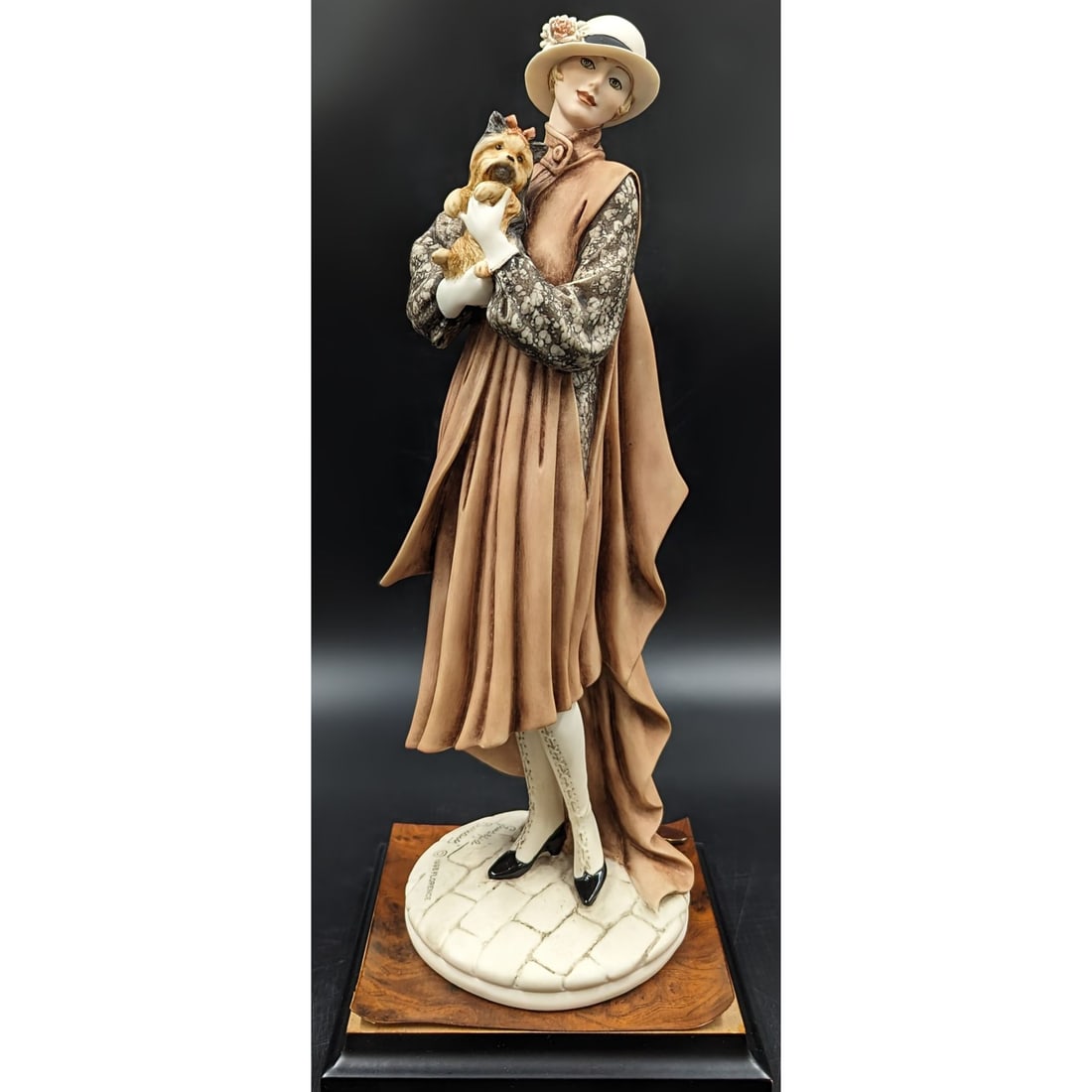 Giuseppe Armani Figurine: Young Lady With Yorkshire 486C: Giuseppe Armani Figurine: Young Lady With Yorkshire 486C. Please note this piece does not have its original box. The wood decoration on the base does appear to be curling up, please see pics. Measures