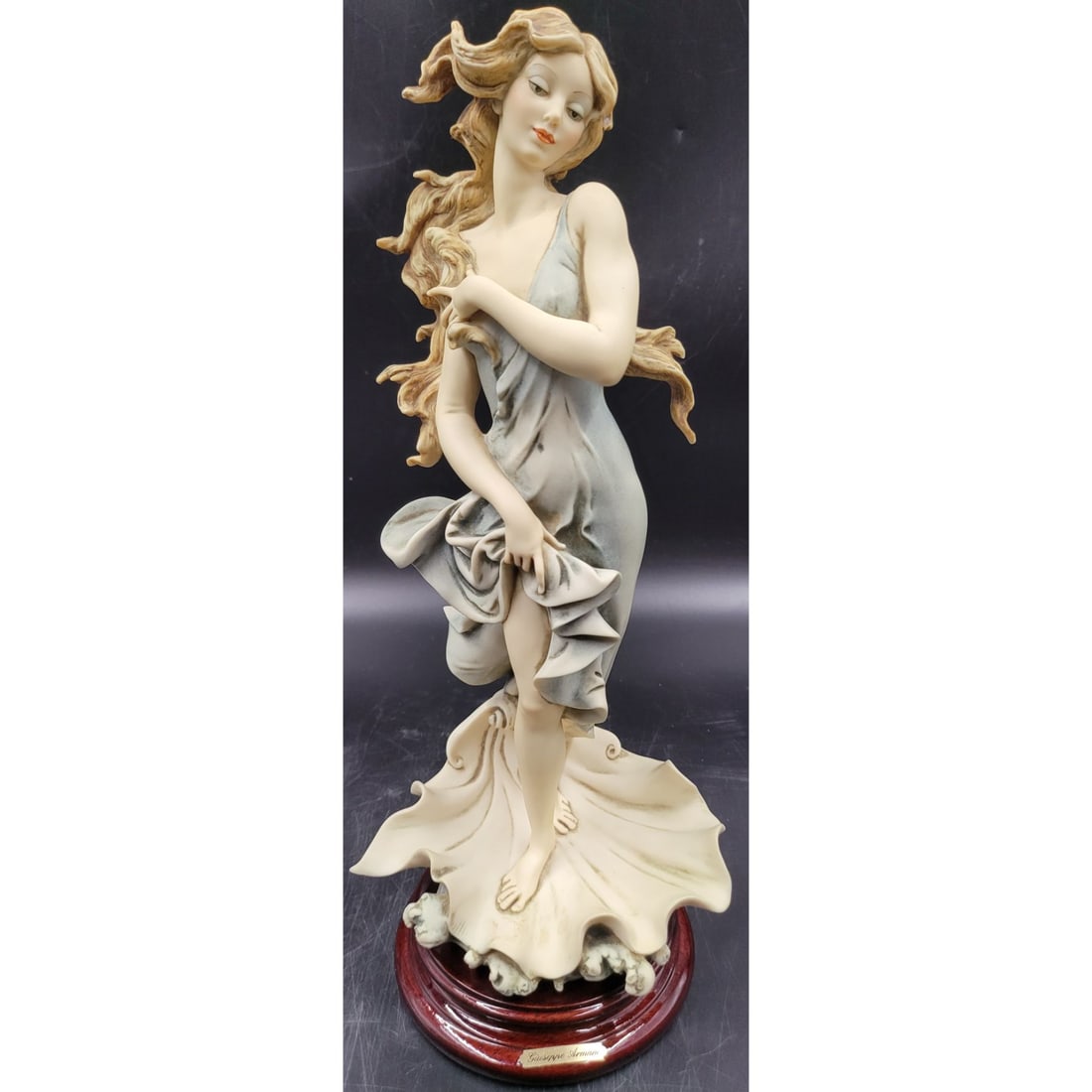 Giuseppe Armani Figurine: Venus 881C With Original Box: Giuseppe Armani Figurine: Venus 881C With Original Box, Measures approx. 14.25" X 6.25" || Please carefully read our terms of sale, shipping information, and request any condition reports or photos pr