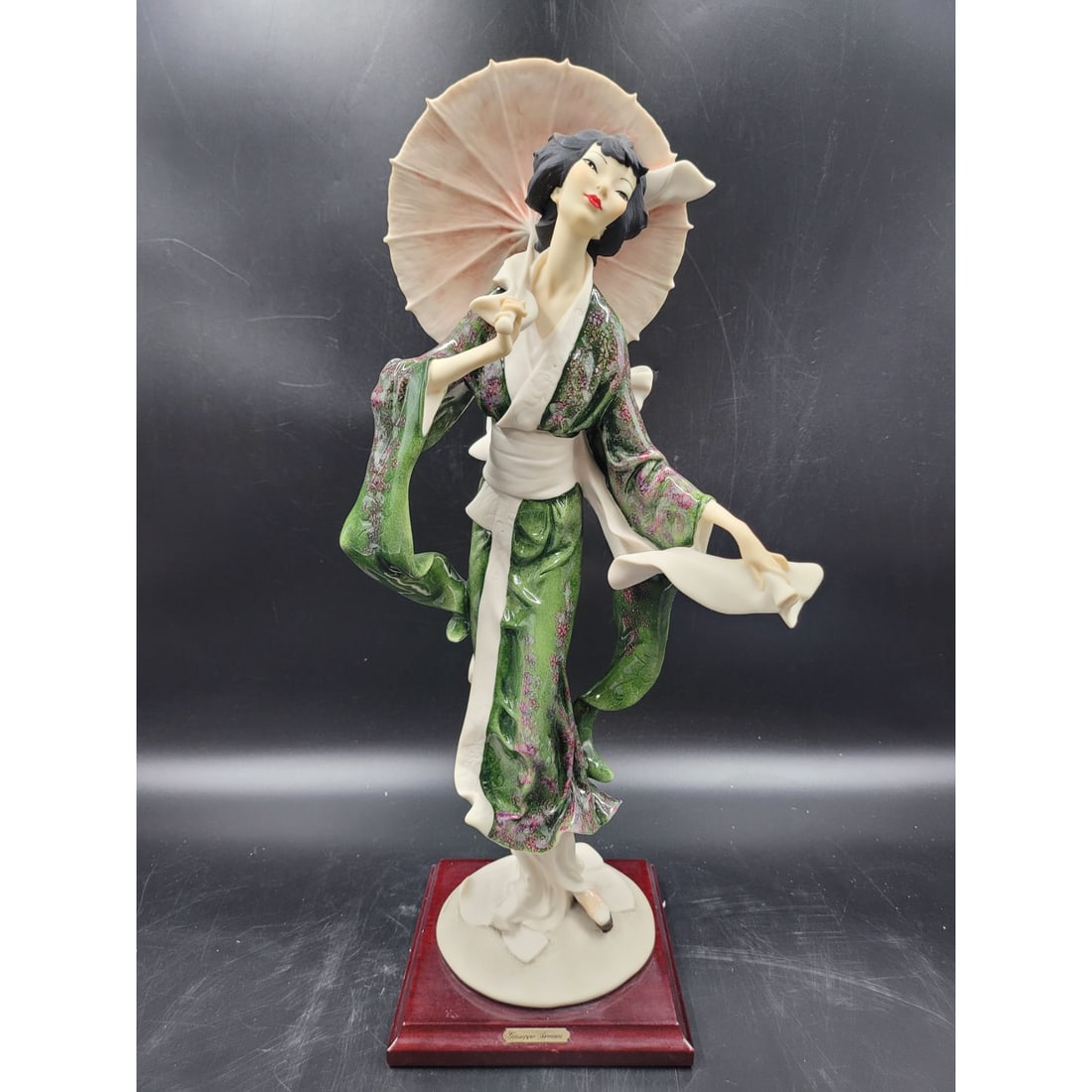 Giuseppe Armani Figurine: Limited Edition 8022/10000 Chu Chu San 612C With Original Box: Giuseppe Armani Figurine: Limited Edition 8022/10000 Chu Chu San 612C With Original Box, Measures approx. 19" X 6" X 6" || Please carefully read our terms of sale, shipping information, and request an