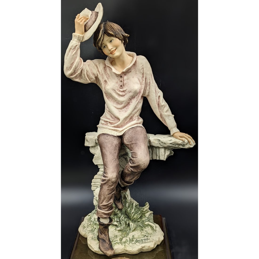 Giuseppe Armani Figurine: Limited Ed 282 / 5000 "Erika" 1192C With Original Box: Giuseppe Armani Figurine: Limited Ed 282 / 5000 "Erika" 1192C With Original Box. Measures approx. 15" X 6" X 7". This piece did have a COA but was terribly damaged and disposed of. Please note that th