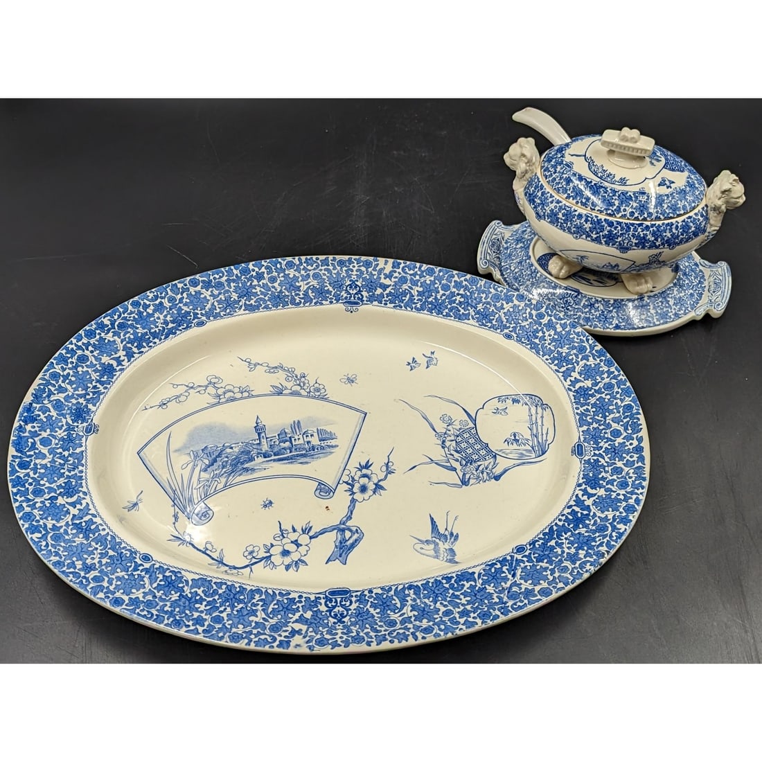 Estate Lot Of 4 Copeland Blue And White Serveware Pieces: Estate Lot Of 4 Copeland Blue And White Serveware Pieces. Includes a large platter, a sauce boat with lid, serving ladle, and platform for the sauce boat. || Please carefully read our terms of sale, s