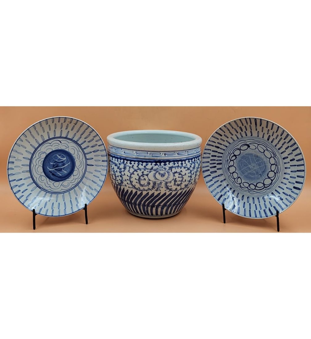 Antique Chinese Blue And White Plates & Planter 19th Century: Antique Chinese Blue And White Plates & Planter 19th Century. Plates Measure 9" X 1.5", Planter 7.5" X 9 3/4". // Provenance: PRIVATE ESATE FLORIDA. Please carefully read our terms of sale, shipping i