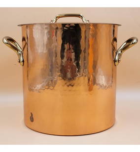 Heavy French Hammered Copper Williams Sonoma Lidded Stock Pot: Heavy French Hammered Copper Williams Sonoma Lidded Stock Pot. Measure 13 1/4" X 9.5" X 10.5"". // Provenance: PRIVATE ESATE FLORIDA. Please carefully read our terms of sale, shipping information, and