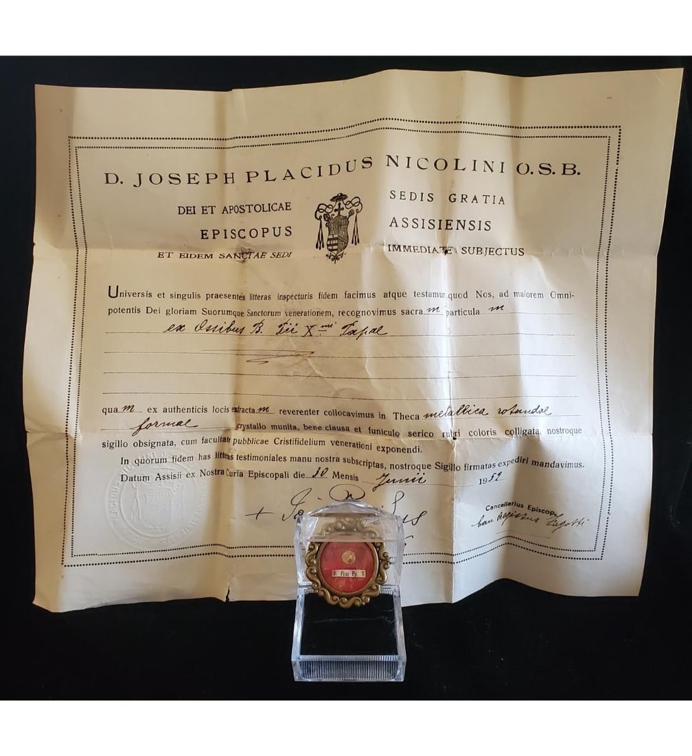 1st class relic of Blessed Pius X with authentication document dated 1952: 1st class relic of Blessed Pius X with authentication document dated 1952. The relic is contained in an acrylic type Gothic presentation case. The relic is housed in a fancy gold round theca. Pius X i