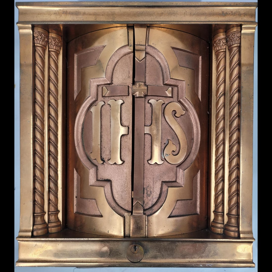 Antique Catholic Tabernacle: Antique Catholic Tabernacle. Tabernacle is very heavy. Measures approx. 18.25" X 16.5" X 18.5".|| Please carefully read our terms of sale, shipping information, and request any condition reports or ph