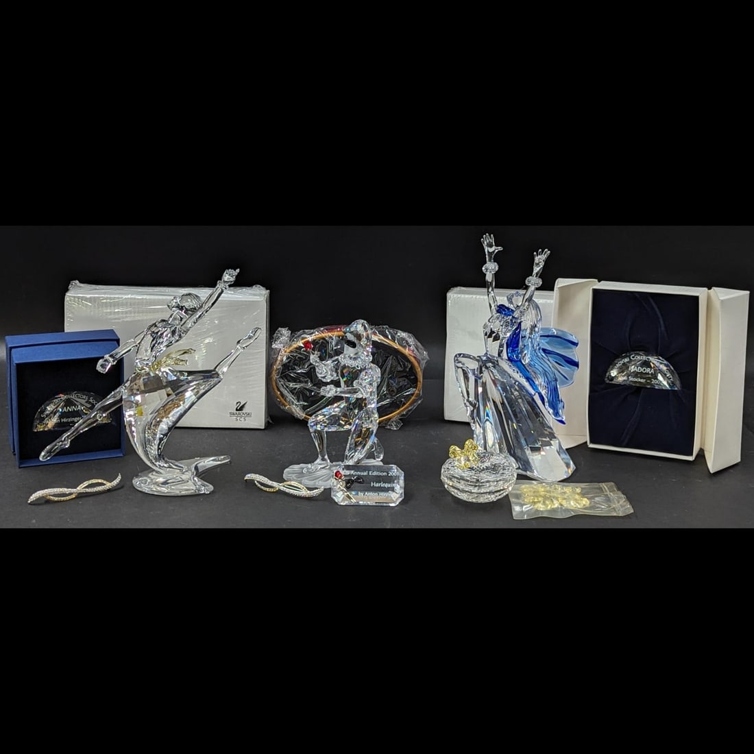 12 Piece Lot Of Swarovski SCS Figurines, Plaques, Stands, And Gifts: 12 Piece Lot Of Swarovski SCS Figurines, Plaques, Stands, And Gifts. Includes Harlequin, Anna, and Isadora, each with plaques and stands. || Please carefully read our terms of sale, shipping informati