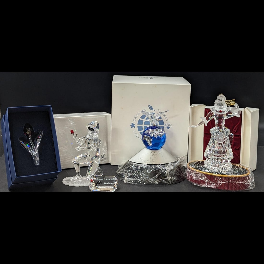 9 Piece Lot Of Swarovski SCS Figurines, Plaques, Stands, And A Gift: 9 Piece Lot Of Swarovski SCS Figurines, Plaques, Stands, And A Gift. Includes Harlequin, Columbine, and Crystal Planet, each with stands. Harlequin and Columbine have plaques. || Please carefully read