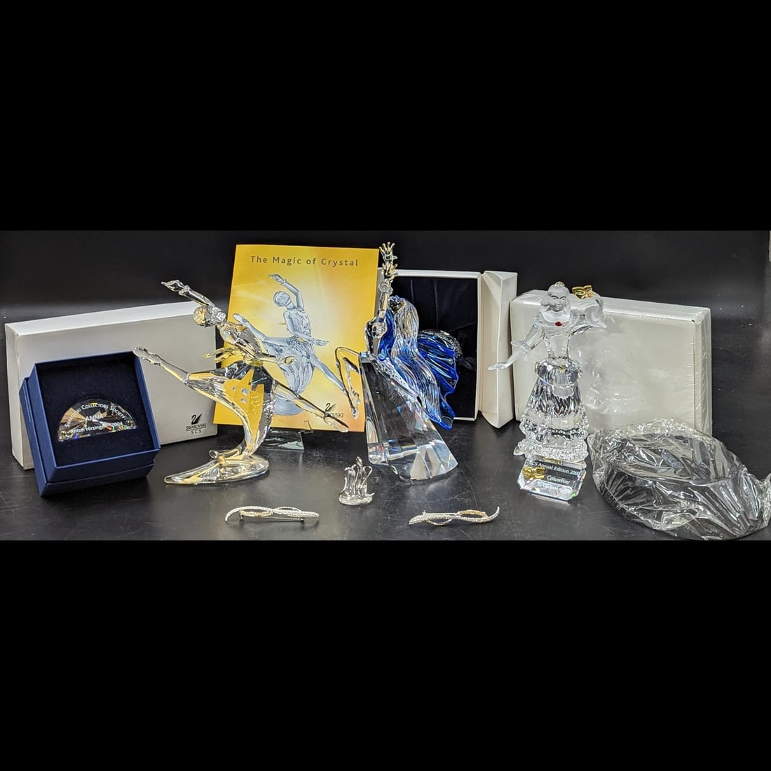 12 Piece Lot Of Swarovski SCS Figurines, Plaques, Stands, And Gifts: 12 Piece Lot Of Swarovski SCS Figurines, Plaques, Stands, And Gifts. Includes Anna, Columbine, and Isadora, each with plaques and stands. || Please carefully read our terms of sale, shipping informati
