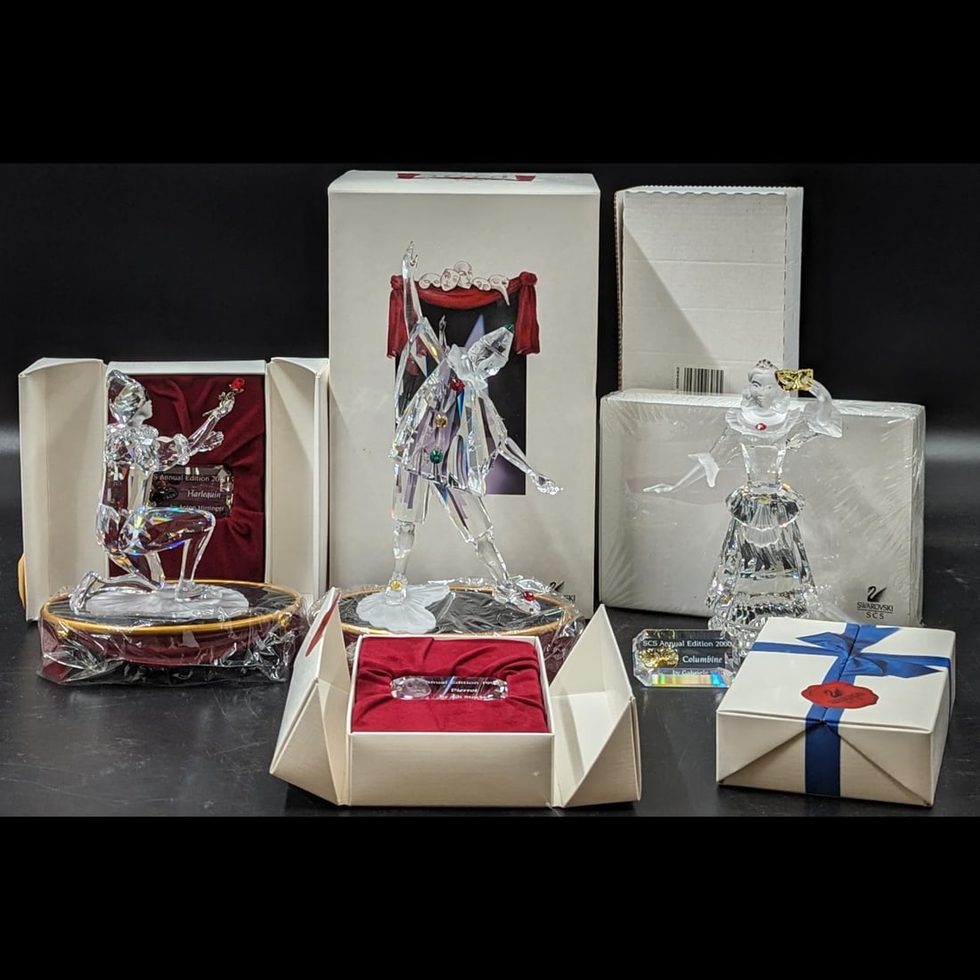 11 Piece Lot Of Swarovski SCS Figurines, Plaques, Stands, And Unopened Gifts: 11 Piece Lot Of Swarovski SCS Figurines, Plaques, Stands, And Gifts. Includes Harlequin, Columbine, and Pierrot, with plaques and stands. The gifts are unopened and new. || Please carefully read our t
