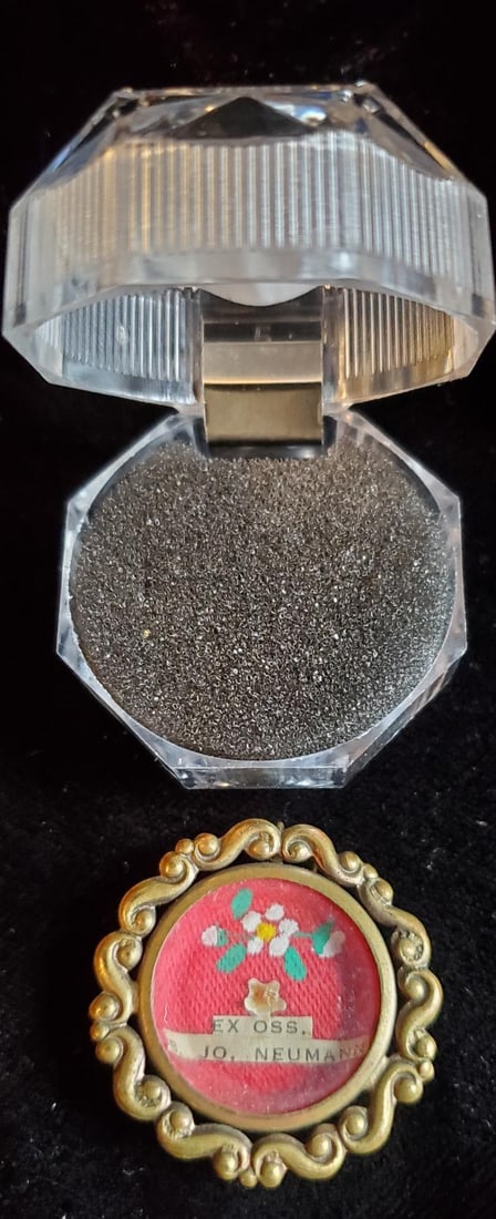 1st class relic of Saint John Neuman, (ossibus, bone), founder of the Oxford movement: 1st class relic of Saint John Neuman, (ossibus, bone), founder of the Oxford movement, set up to revitalize the Church of England, before his controversial conversion to Catholsisim in 1845. England's