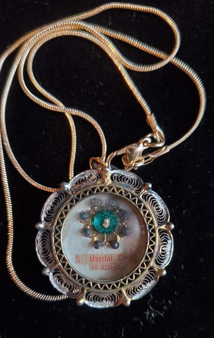 1st class relic of Saint Martini (ossibus, bone) in a beautiful filigree spun silver: 1st class relic of Saint Martini (ossibus, bone) in a beautiful filigree spun silver and gold theca with a small jewel in the center. Also attached is a gold necklace to the theca. The theca and chain
