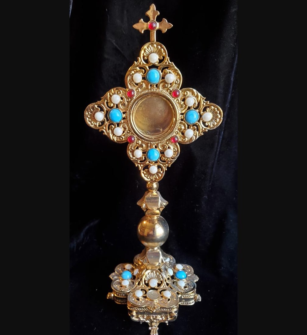 Superb Jeweled Gothic Reliquary.: Superb jeweled gothic reliquary. A beautiful reliquary standing 11" tall for displaying your precious relic. The reliquary has gorgeous gold plate, surmounted with round jewels and four pawled feet. T