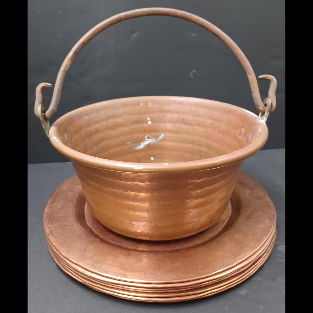 Antique Hammered Copper Cauldron With Bail Handle And 8-Piece Plate Set (1 of 20)