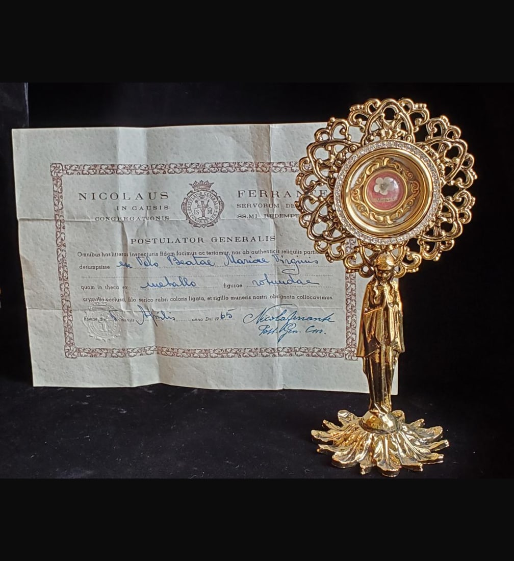 Superb & Rare Relic, The Veil Of Our Blessed Virgin Mary With Authentication Document: Superb relic, the veil of our Blessed Virgin Mary with authentication document. The relic is encased in a very fancy gold theca with a convex bubble glass. The relic is contained in a reliquary of the