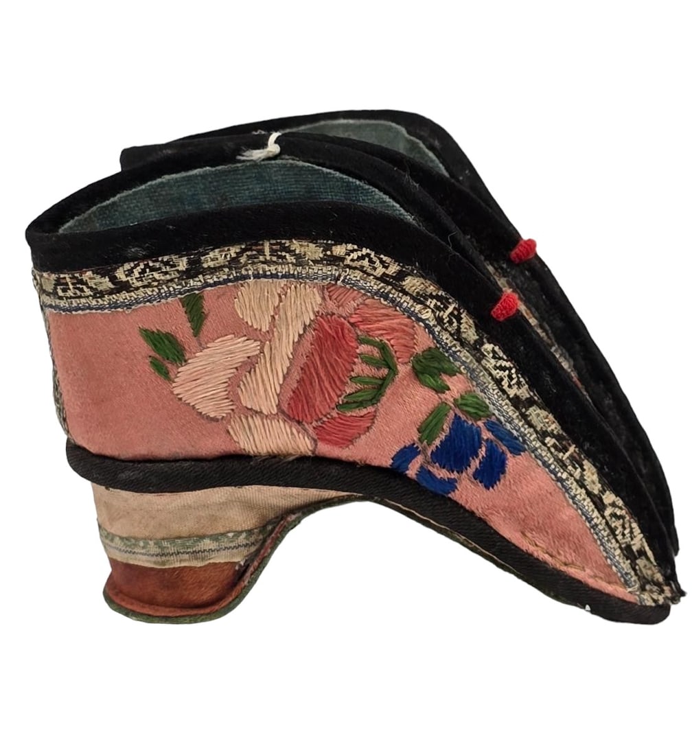 Antique Chinese Silk Shoes Qing Dynasty, Silk Embroidered Shoes: Antique Chinese Silk Shoes Qing Dynasty, Silk Embroidered Shoes. Measure 3.5" Long. Provenance: Estate of Kay Dacko. Kay was a long-time collector and seller of antiques / collectables. The daughter o