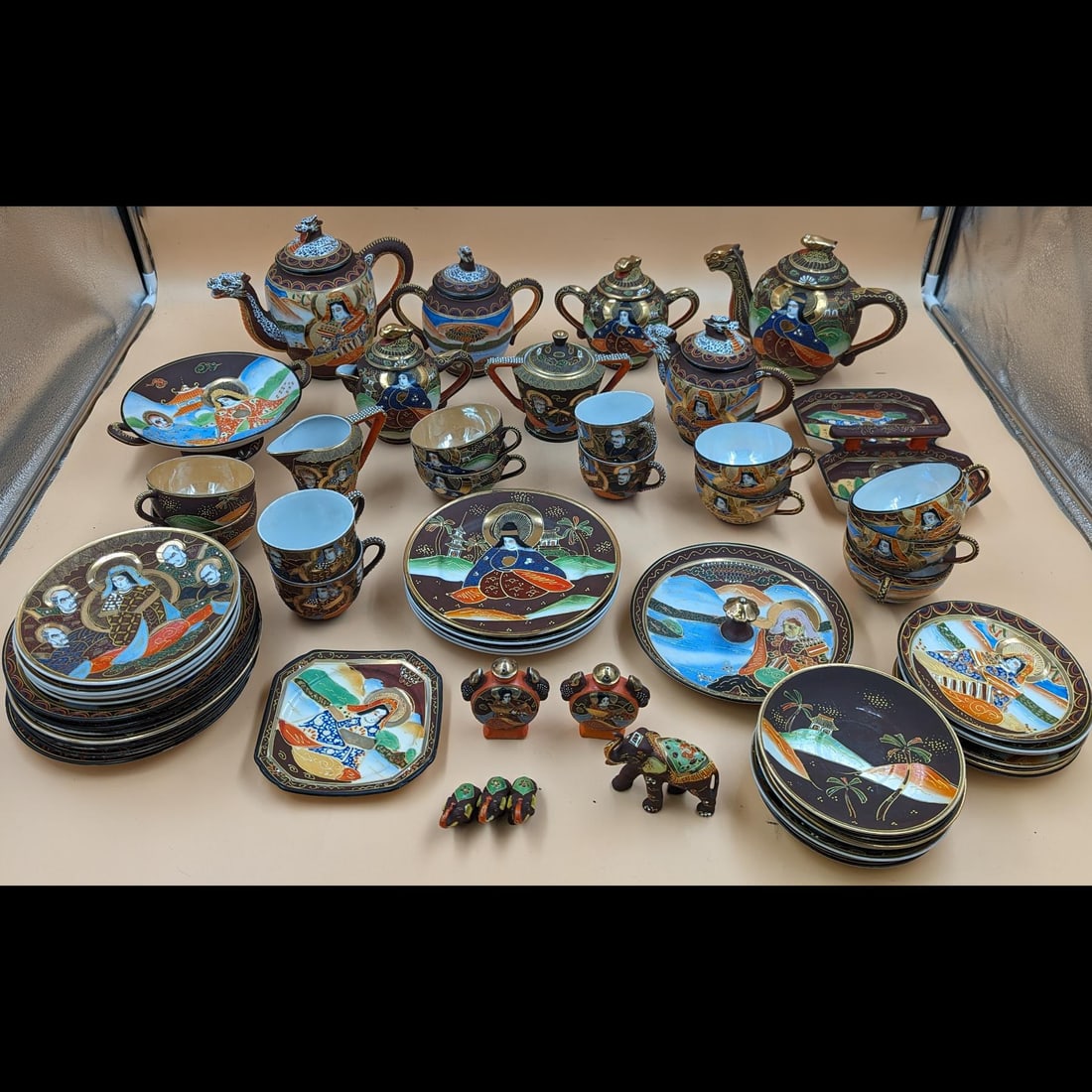 Estate Grouping Of 20th Century Japanese Moriage Satsuma Tea And Dinner Set Pieces, Approx 60 Pieces: Estate Grouping Of 20th Century Japanese Moriage Satsuma Tea And Dinner Set Pieces, Approx 60 Pieces. Please note that there is wear on all of the pieces and there are several minor flecks / chips, bu