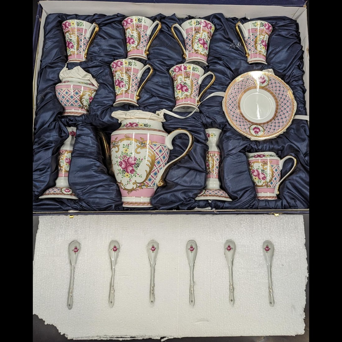 A Fine Complete Sorelle Porcelain Tea Set In Original Case, 23 Pieces In Total: Estate Grouping Of 20th Century Japanese Moriage Satsuma Tea And Dinner Set Pieces, Approx 60 Pieces. Please note that there is wear on all of the pieces and there are several minor flecks / chips, bu